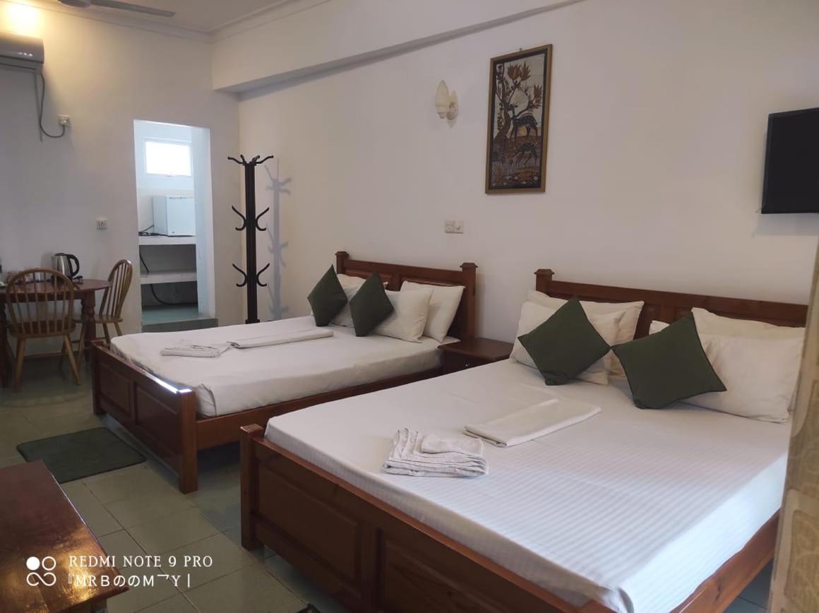 Oasis Beach Resort Negombo Exterior foto
