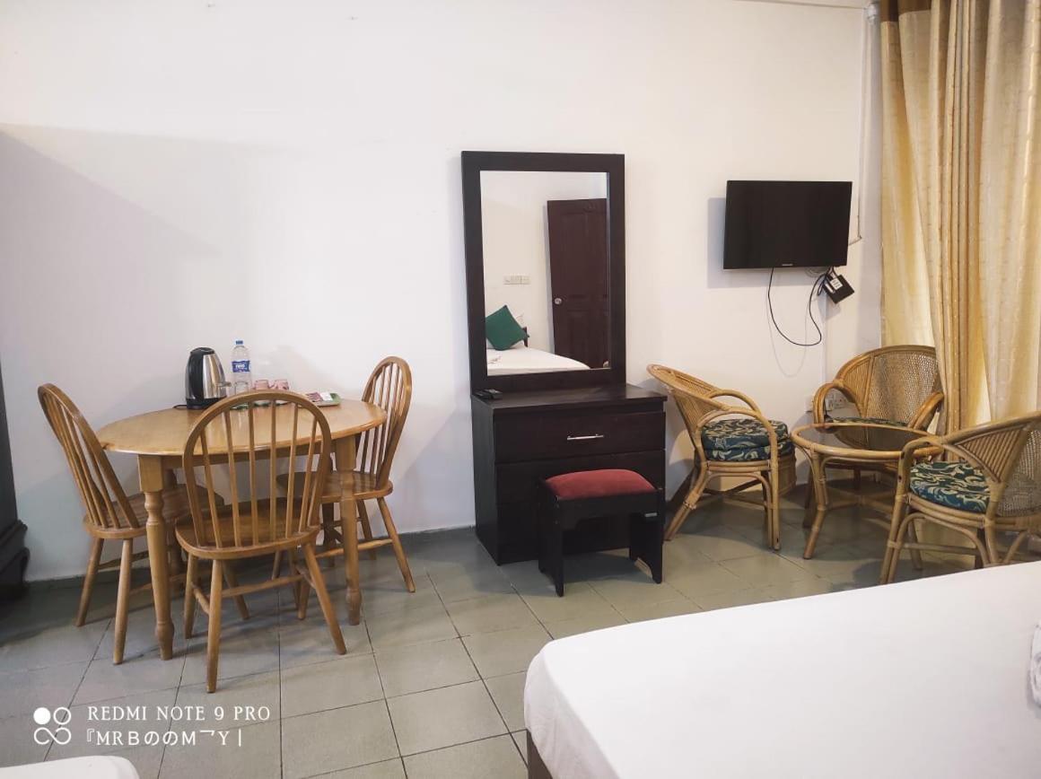 Oasis Beach Resort Negombo Exterior foto