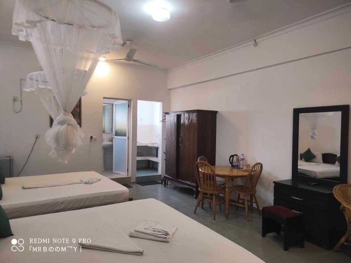 Oasis Beach Resort Negombo Exterior foto