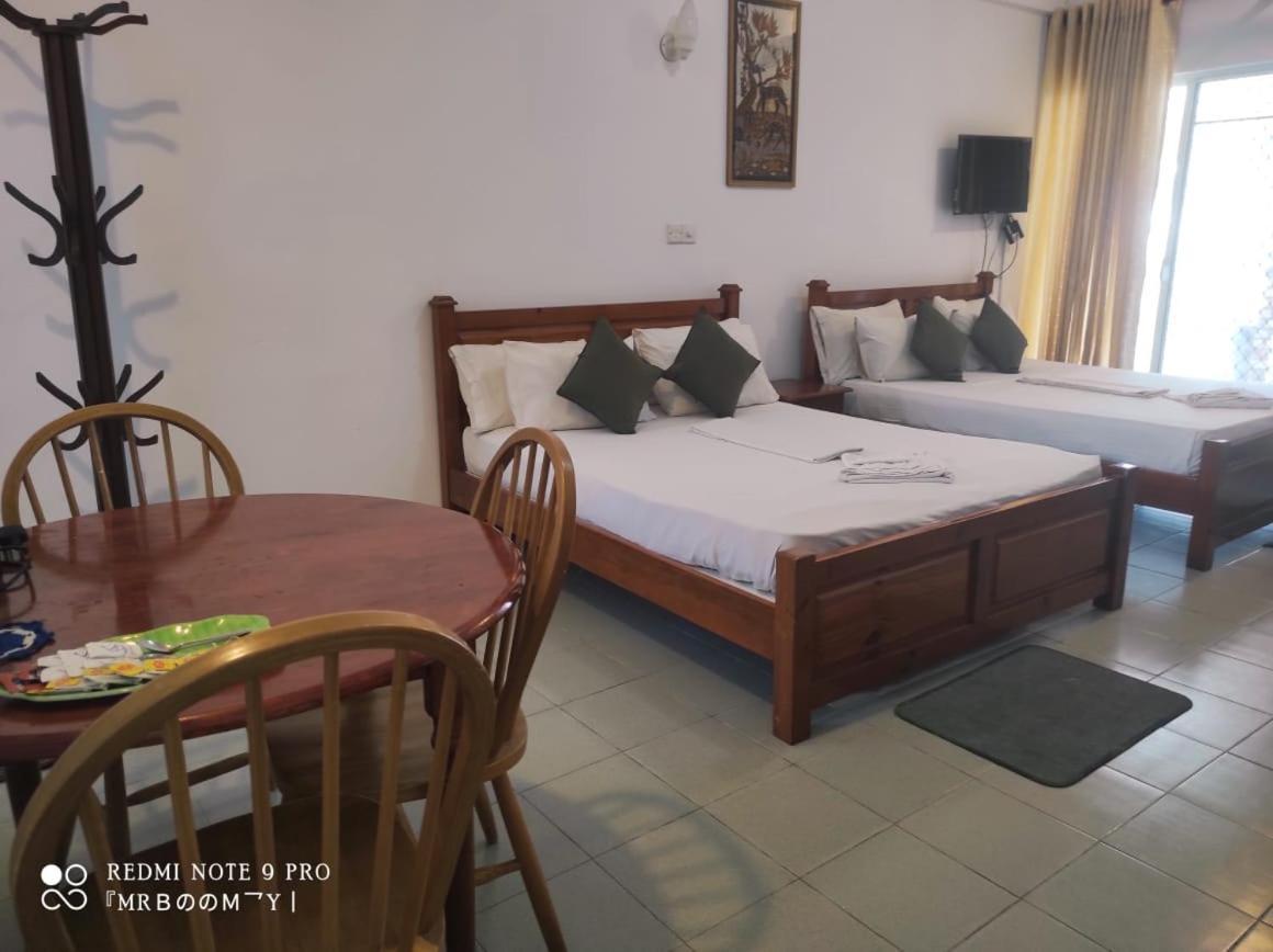 Oasis Beach Resort Negombo Exterior foto