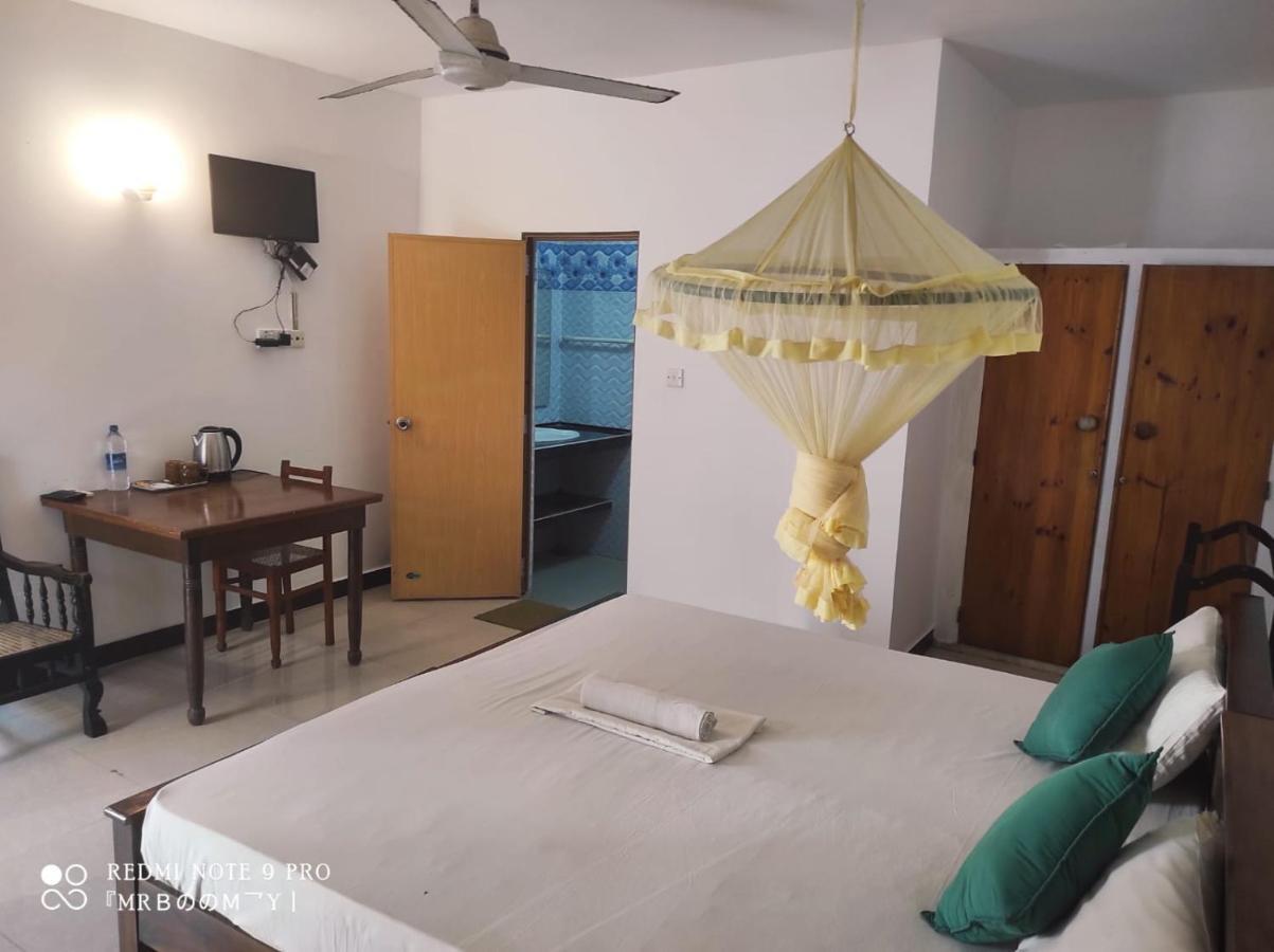 Oasis Beach Resort Negombo Exterior foto